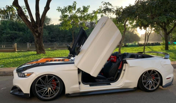 Đánh giá nhanh Ford Mustang mui trần độ body kit carbon cùng cửa cắt kéo Lamborghini ở Sài thành