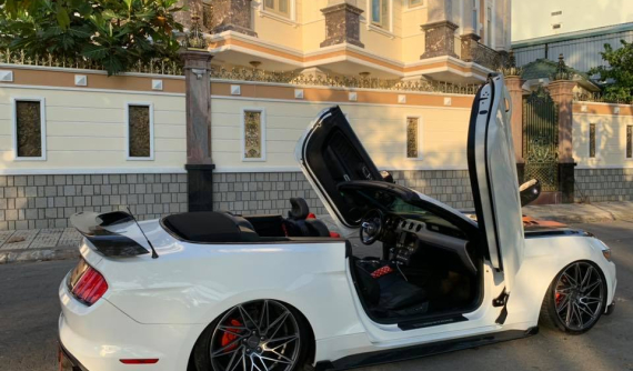 Ford Mustang mui trần độ body kit "khủng" và cửa cắt kéo Lamborghini tại Sài thành