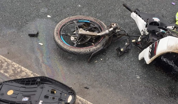 Chạy ngược chiều trên cầu Nhật Tân, nam thanh niên điều khiển xe máy trọng thương sau khi va chạm với Toyota Vios