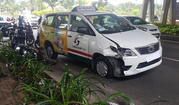 Xe taxi Vinasun nổ lốp, lạc tay lái tông trúng nam thanh niên chạy grab