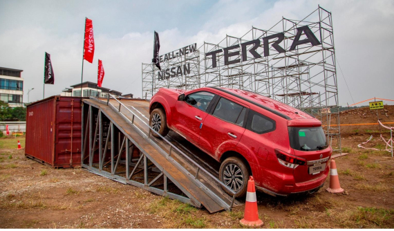 Nissan Việt Nam "mạnh tay" áp dụng "combo" tặng quà cộng tiền mặt và giảm giá cho SUV 7 chỗ Terra