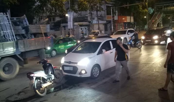 Hà Nội: Tài xế điều khiển Hyundai Grand i10 rút dao đâm một thanh niên sau vụ va chạm với xe máy
