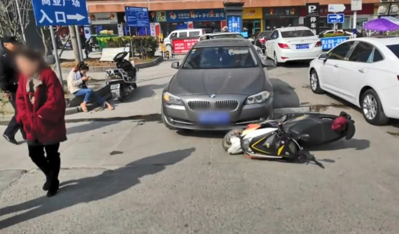 Sau vụ tai nạn, người phụ nữ lái xe BMW và xe máy điện lao vào nhau "hỗn chiến" kinh hoàng