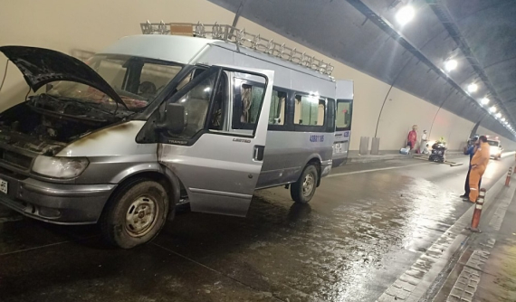 Ford Transit chở quan tài bất ngờ bốc cháy trong hầm đường bộ Hải Vân