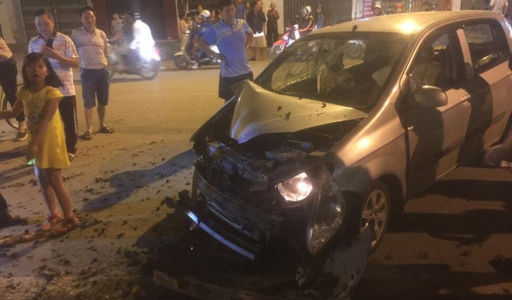 Lào Cai: Hyundai Getz tông gãy gốc cây, 1 người nhập viện