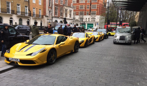 Bộ tứ siêu xe triệu đô màu vàng trên đường phố London, tuy nhiên, gây ấn tượng phải kể đến cặp đôi này