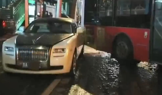 Tránh xe đạp, xe buýt tông vào xe siêu sang Rolls-Royce Ghost, thiệt hại ước tính 1,38 tỷ đồng