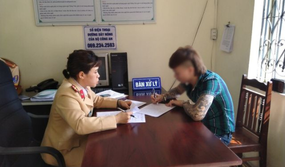 Khá "Bảnh" bị cục CSGT xử lý, phạt hành chính 5,5 triệu vì dừng xe chụp ảnh trên cao tốc