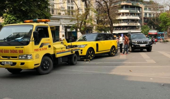 Range Rover Autobiography hơn 8 tỷ đồng bị "cẩu đi" nhưng cư dân mạng lại chú ý đến sự trùng hợp này