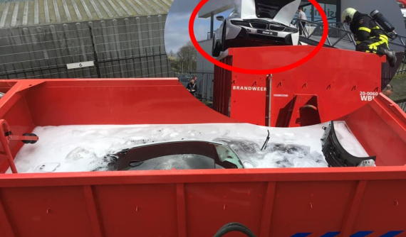 Lính cứu hoả nhúng nguyên chiếc BMW i8 đang bốc cháy vào một thùng nước