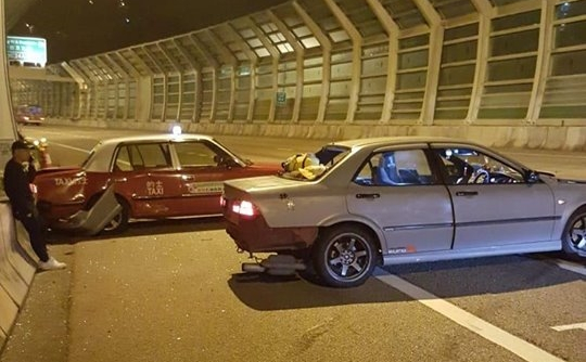 Đua với Volkswagen Golf R, người lái Honda nhận cái "kết đắng" khi tông vào taxi