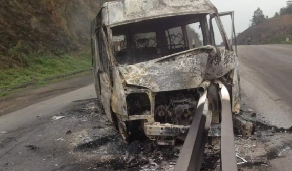 Quảng Ninh: Vượt ô tô tải, xe khách 16 chỗ bị dải phân cách đâm xuyên đầu rồi cháy trơ khung