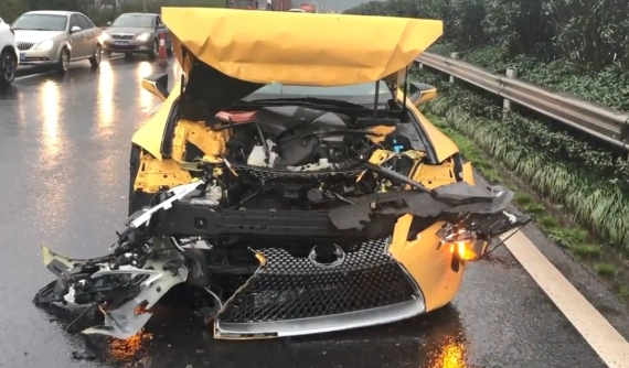 Lexus LC 500h bản giới hạn mới được chủ nhân mua được nửa tháng đã không may gặp nạn