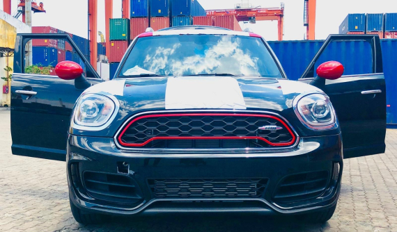 Bản thể thao MINI John Cooper Works xuất hiện tại cảng Việt