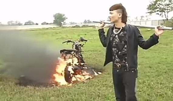 Vừa bị xử lý vì chụp ảnh trên cao tốc, Khá "Bảnh" lại bị công an "sờ gáy" vì đốt xe máy