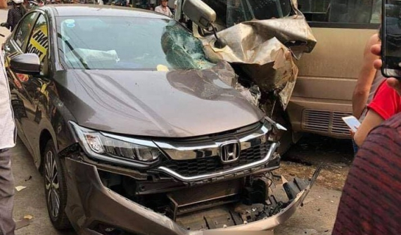 Bắc Giang: Đang đỗ trên vỉa hè, Honda City bị ô tô khách đâm toác đầu