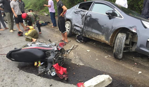 Hà Tĩnh: Va chạm với xe máy, Kia Rio lao xuống dưới rãnh thoát nước, gãy trục trước