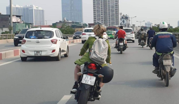 "Nữ biker" cưỡi Honda CBR150R đầu trần, sử dụng điện thoại và lạng lách trên đường vành đai 2