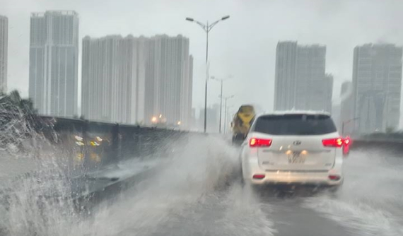 Thoát nước mưa không kịp, đường vành đai 3 trên cao Hà Nội ngập nặng