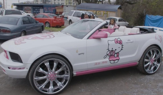 Khám phá chiếc Ford Mustang mui trần độ Hello Kitty gây nhức mắt nhất thế giới