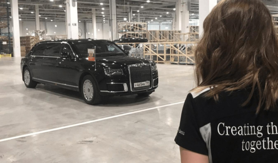 Tổng thống Nga đến dự lễ khánh thành nhà máy Mercedes-Benz bằng xe bọc thép Aurus Senat Limousine
