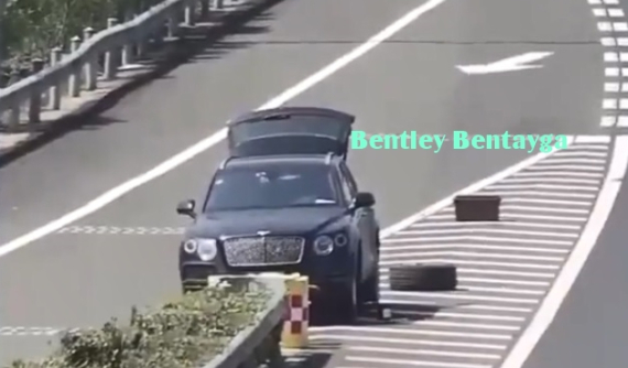 Ngang nhiên dừng Bentley Bentayga trên đường cao tốc để sửa xe, tài xế bị phạt hơn 300 nghìn đồng
