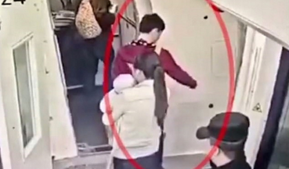 Hết hồn với người đàn ông bị bắt vì thả "tiền xu vào động cơ máy bay" để cầu may mắn