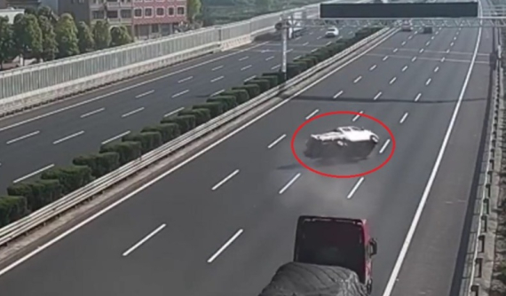 Trời nóng lên khiến ô tô tải bị nổ lốp và lật ngang trên cao tốc
