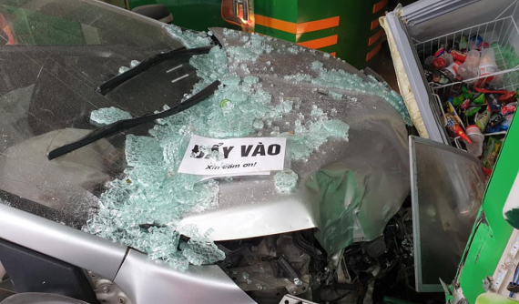 Hà Nội: Toyota Corolla Altis do nữ tài xế điều khiển lao thẳng vào cửa hàng hoa quả, nổ 2 túi khí