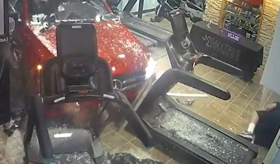 Nữ tài xế lái chiếc Mercedes-Benz GLC lao thẳng vào phòng tập gym khiến một người đàn ông bị thương