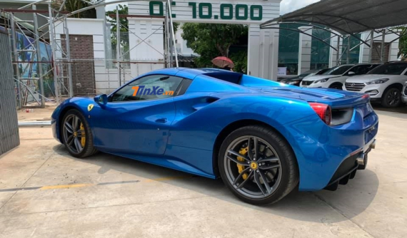 Doanh nhân Bình Phước gây choáng khi mua thêm siêu xe Ferrari 488 Spider