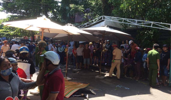 Quy Nhơn: Xe sang hóa "điên", đâm thẳng vào đoàn người đưa tang khiến hàng chục người thương vong