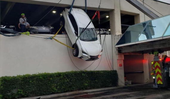 Nữ tài xế lái SUV hạng sang Lexus NX đâm tung hàng rào sắt, rơi khỏi bãi đỗ xe cao tầng