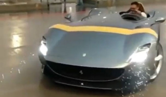 Khổ như nhà giàu: Lái siêu xe Ferrari Monza SP1 giá 1,85 triệu USD mà gặp trời mưa vẫn ướt hết người