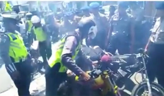 Các thanh niên nẹt pô bị cảnh sát "trừng phạt" bằng cách dí đầu vào ống xả