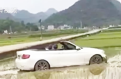 Người cha lái xe BMW mui trần của con đi mua đồ ăn nhưng lại lao xe xuống cánh đồng lúa