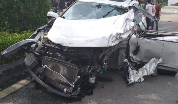 Bình Dương: Va chạm với ô tô tải, Honda CR-V vỡ nát đầu, túi khí bung kín nội thất