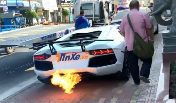 Thích thú vì mua được Lamborghini Aventador, doanh nhân Bình Dương liên tục nẹt pô siêu xe "khạc lửa"