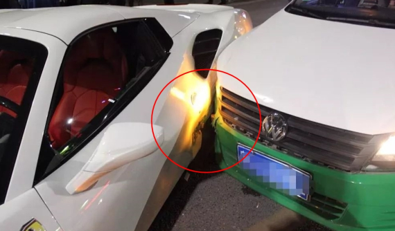 Siêu xe Ferrari 488 Spider va chạm với taxi, thiệt hại ước tính hơn 1,3 tỷ đồng