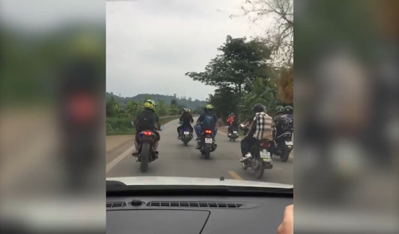 Nhóm "phượt thủ" dàn hàng ngang, lấn chiếm đường và đè đầu ô tô gây bức xúc