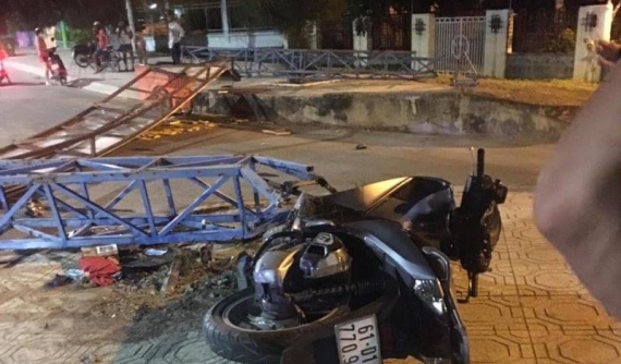 Bình Dương: Húc đổ cổng chào của khu phố, nam thanh niên đi Honda SH bị thương nặng