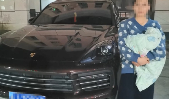 Say xỉn, người phụ nữ dừng xe Porsche Cayenne 2019 trên cao tốc chỉ để nằm ngủ