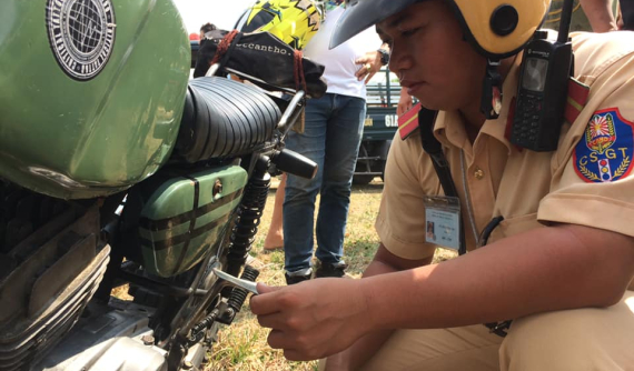 Tổ chức đua xe trái phép ở Bình Dương, hàng loạt xe Minsk "khờ" bị công an bắt giữ