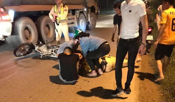 Hà Nội: Nam thanh niên đi xe máy không đội mũ bảo hiểm, tông ngã Thiếu tá CSGT đang làm nhiệm vụ