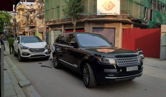 Hải Phòng: Va chạm với Hyundai Santa Fe, chiếc Range Rover được cư dân mạng tấm tắc khen "tiền nào của nấy"