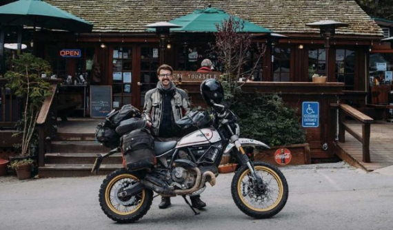 Nam thanh niên 23 tuổi dùng Ducati Scrambler Desert Sled lập kỷ lục là biker trẻ nhất đi vòng quanh thế giới
