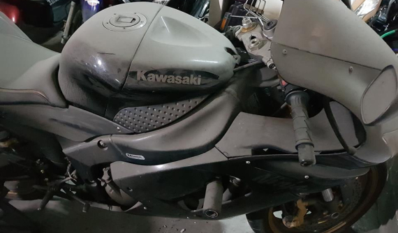 Sau Ducati Streetfighter, đến lượt Kawasaki ZX-6RR bị "phủ bụi" trong hầm