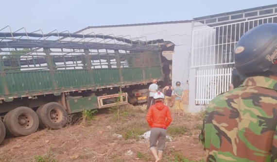 Đắk Lắk: Xe container đâm xuyên vào phòng khách của ngôi nhà bên đường, 6 người trong một gia đình thoát chết