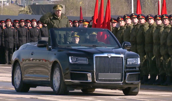 Aurus Senat Convertible xuất hiện trong buổi diễu hành của quân đội Nga, được ví như Rolls-Royce Dawn