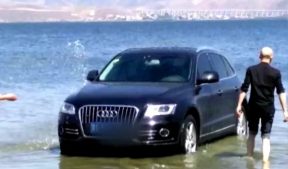 Bị phạt 7 triệu đồng vì mang SUV hạng sang Audi xuống hồ để rửa xe